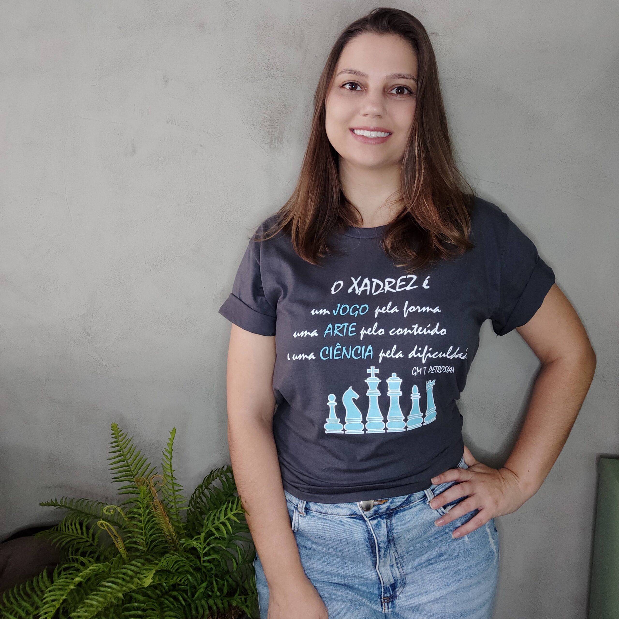 Uma camiseta com o título 'sou uma rainha, faço jogadas de xadrez