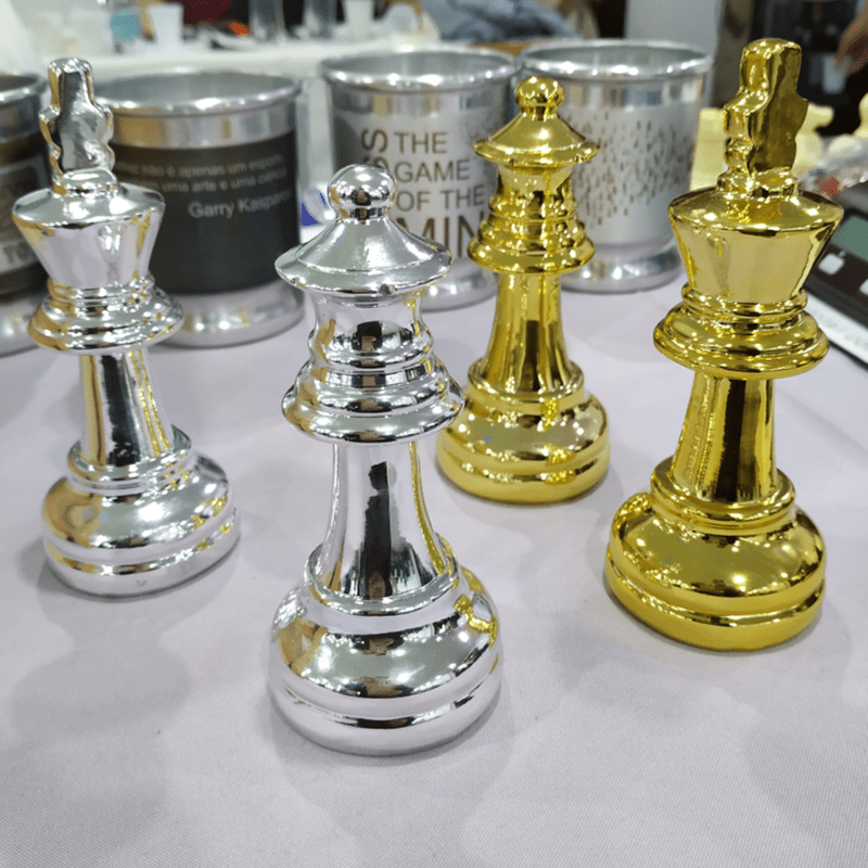 Kit Decor Chess C/2 Peças De Xadrez Rei E Rainha Dourado