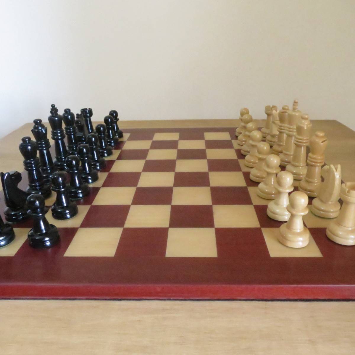 jogo xadrez madeira natural e recouro caramelo 48x48x7cm
