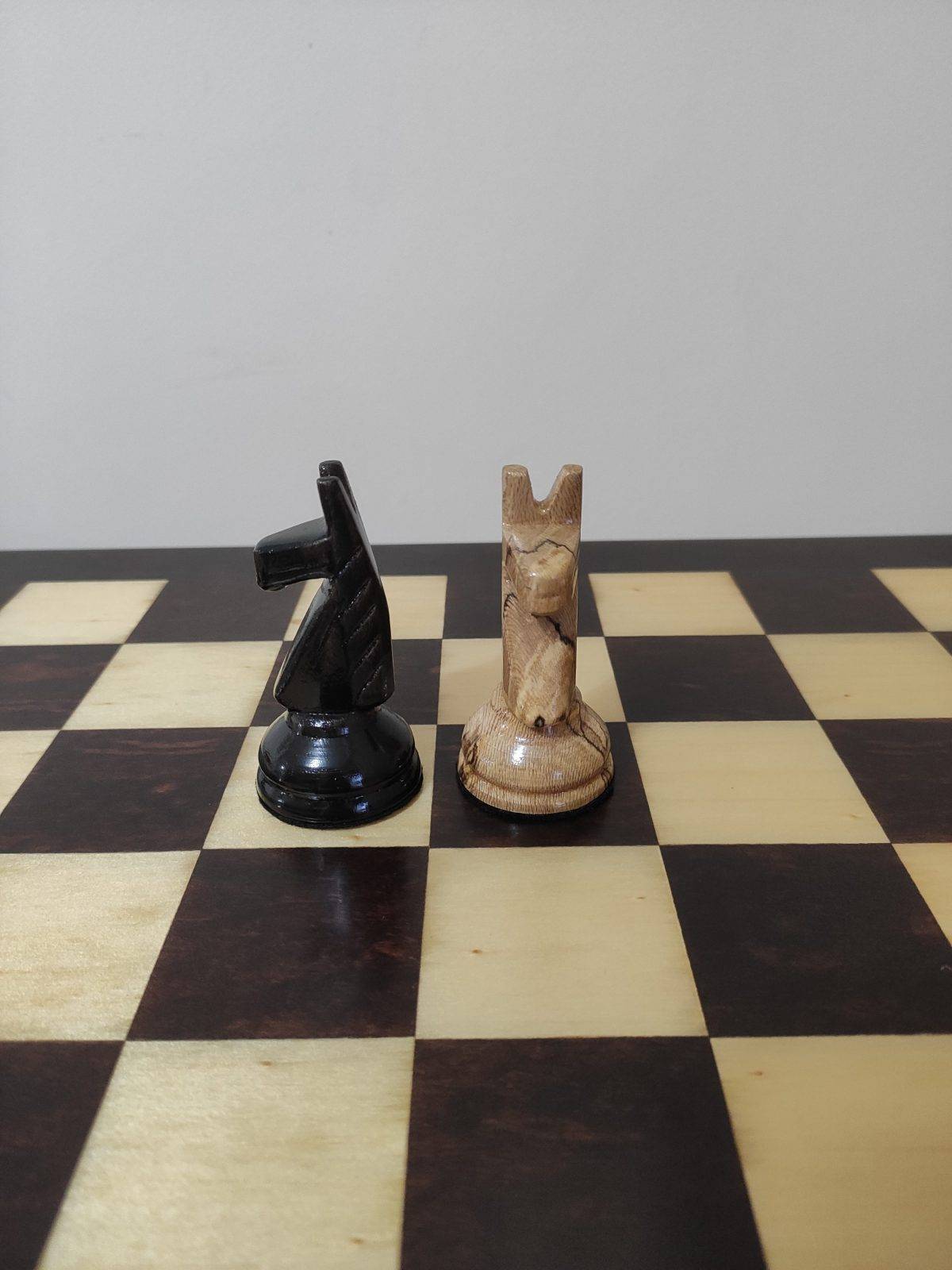 Jogo de xadrez rústico com tocos esculpidos de galhos de árvores