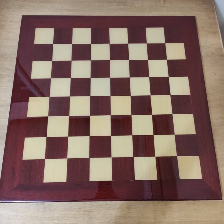 Source Jogo de tabuleiro de xadrez, conjunto de xadrez de madeira