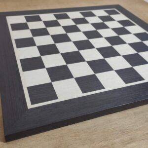 tabuleiro de xadrez em madeira